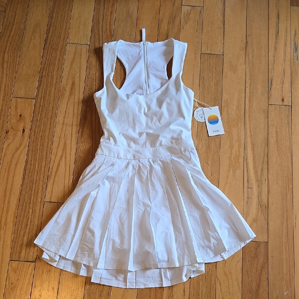NWT WOMEN'S VUORI "SET DRESS" in White. Var Sizes.